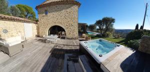 Maisons de vacances Provencal stone farmhouse with sea view, swimming pool and spa : photos des chambres