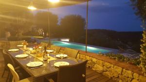 Maisons de vacances Provencal stone farmhouse with sea view, swimming pool and spa : photos des chambres