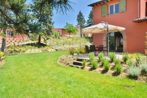 Luxury Resort with swimming pool in the Tuscan countryside, Villas on the ground floor with private outdoor area with panoramic view