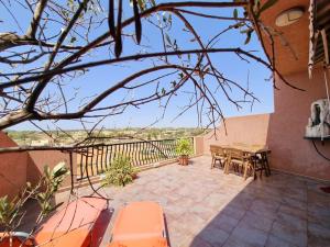 Peaceful penthouse with views 3 min walk to the beach