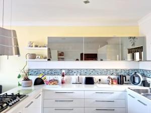 Peaceful penthouse with views 3 min walk to the beach