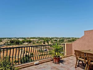 Peaceful penthouse with views 3 min walk to the beach