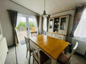 Hedgerow Lodge with Hot Tub