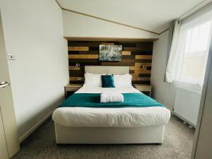 Hedgerow Lodge with Hot Tub