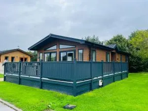 Blue Bell Lodge with Hot Tub Malton - Salton