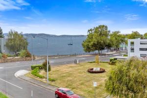 Scandi-chic Riverside Hideaway Near Attractions