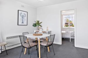 Scandi-chic Riverside Hideaway Near Attractions