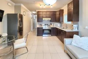 Rare Find Exquisitely New Quiet & Safe Skytrain Home - Vancouver