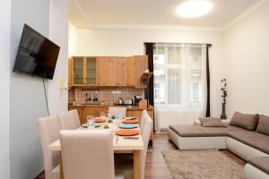 Famous Kiraly street at Large 3BR 10ppl @ CENTRAL