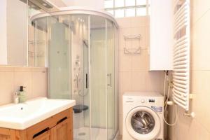 Famous Kiraly street at Large 3BR 10ppl @ CENTRAL