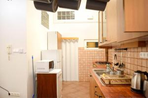 Famous Kiraly street at Large 3BR 10ppl @ CENTRAL