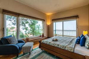StayVista at Ludlow House 4BHK with Game zone & Sauna Room with Valley View villa in Kasauli