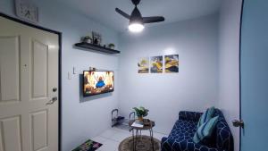 Near Manila Airport, MAILZ HOMEZ COZY 1 Bedroom Condo, Full Kitchen, Swimming Pool, WIFI, 10L