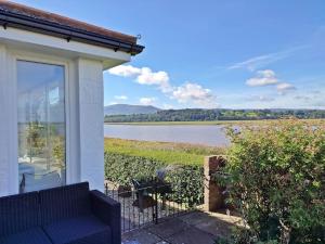 Shorepark - waterfront cottage with stunning views