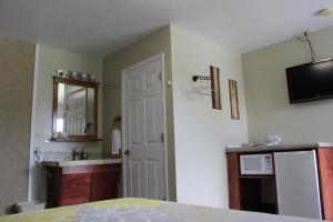 King Room room in Bybee's Steppingstone Motel