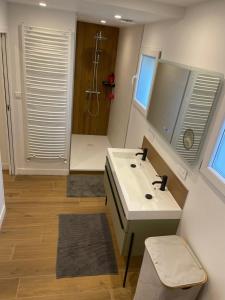 Sejours chez l'habitant Suite parentale avec salle de bains et toilettes privees : photos des chambres