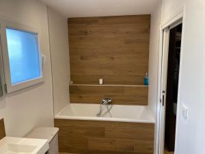 Sejours chez l'habitant Suite parentale avec salle de bains et toilettes privees : photos des chambres