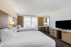 Queen Room with Two Queen Beds with View room in DoubleTree by Hilton Golf Resort Palm Springs