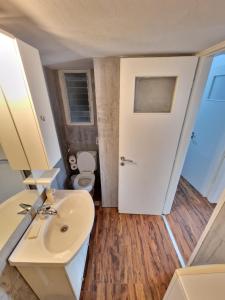 EASY ENILION ATHENS CENTER