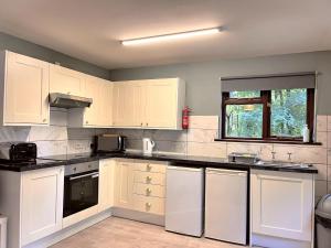 PrancingHare Lodge-Woodland Lodges-Pembrokshire