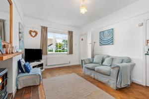 Ruby Cottage - Beachside Cottage with Views