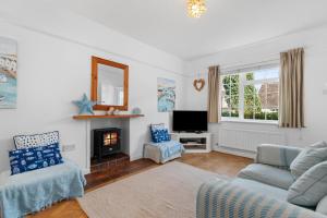 Ruby Cottage - Beachside Cottage with Views