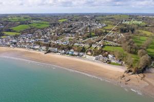Ruby Cottage - Beachside Cottage with Views