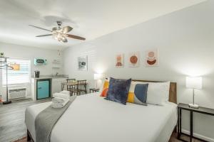 03 The Knoll Room - A PMI Scenic City Vacation Rental