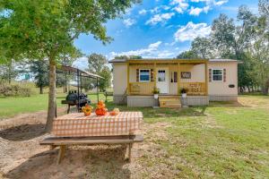 obrázek - Modern Winnie Cottage with Grill on Half Acre!