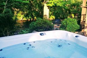 Waters Edge, Covered Porch, Deep Creek as your Backyard Haven, Hot Tub, Pool Table, Fire Pit, Close to Town & Entrance to National Park