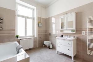 Glorious Central Apartment next to the New York Café