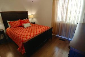 Peace of Heaven, Modern Chic Cabin, Majestic Mountain Views, Hot Tub, Fire Pit, Outdoor Games, Close to Town