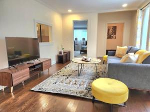 Cozy contemporary 2BR with Sofa bed in the office