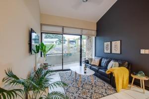 CR MARIPOSA RENTALS Comfortable penthouse, AC, pool, gym, tennis
