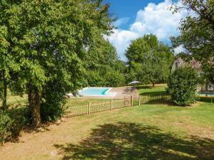 Maisons de vacances Charming house with private pool and games room in Coubjours : photos des chambres