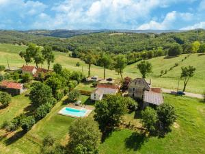 Maisons de vacances Charming house with private pool and games room in Coubjours : photos des chambres