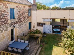 Maisons de vacances Holiday home with pool in Coubjours : photos des chambres