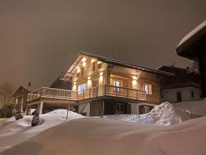 Chalet rénové pour 12 pers., à 100m des pistes, 300m des commerces, terrasses et parking inclus - FR-1-733-146