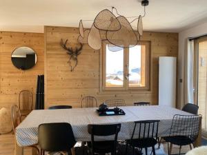 Chalets Chalet renove pour 12 pers., a 100m des pistes, 300m des commerces, terrasses et parking inclus - FR-1-733-146 : photos des chambres