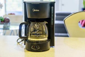 Luxury Kingston Apt - Pool & free parking 20 south