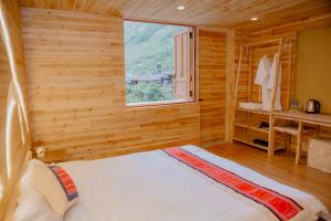Phòng Giường Đôi Nhìn Ra Núi (Double Room with Mountain View)
