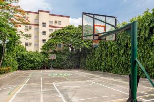 Cozy 2BR w Free Pool Access and Free Parking N224