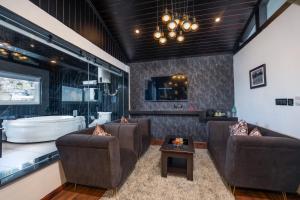 The West Gate Posada By Summit