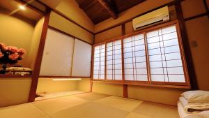 東雲夏~距京都站900米步行12分、近鄰東寺站150米步行2分,三室一廳兩衛浴二層獨棟~最多可住9人