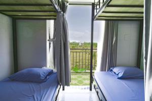 Giường Đơn Trong Phòng Nghỉ Tập Thể Cho Cả Nam Và Nữ (Single Bed in Mixed Dormitory Room)