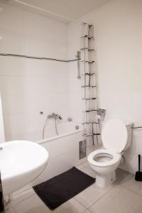 2 Bed Flat - Sleeps 9 - Pets - Smoking on terrace