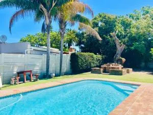 Entire House in Beacon Bay - Family or Group Retreat - Swimming Pool - Multiple Braais - Bunkers Hill