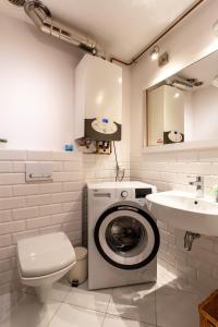 Apartament 1886 w zabytkowej kamienicy w ścisłym centrum z widokiem na Majówkę by Space Apart