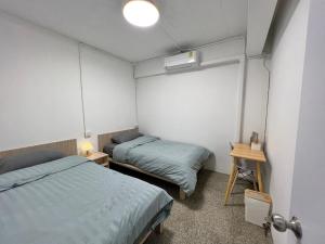 Phòng 2 giường đơn có phòng tắm dùng chung (Twin Room with Shared Bathroom)