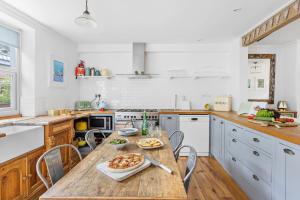 Kessel House - Outstanding family home, close to town centre